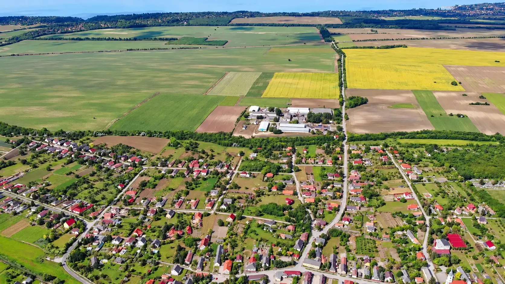 Csajág légifotón, a látóhatáron a Balaton