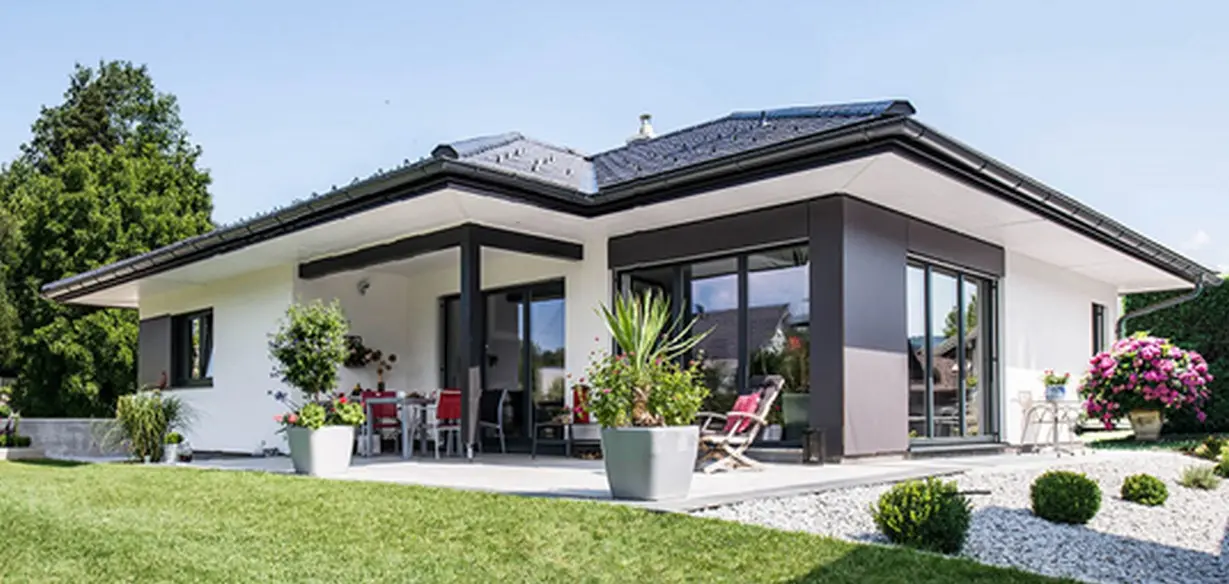 Foto eines eingeschossigen Hauses vom Typ Jázmin mit überdachter Terrasse