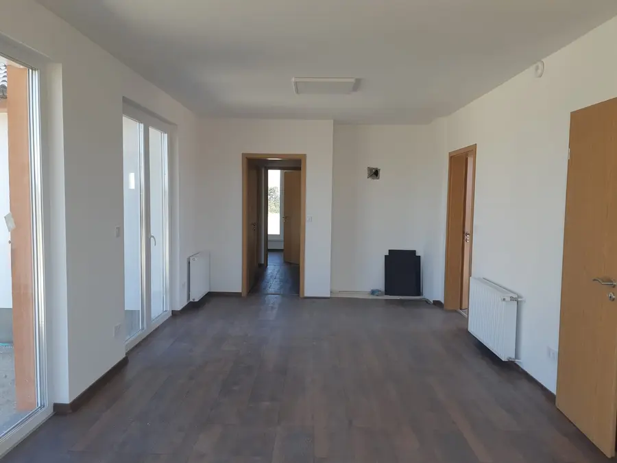 Blick durch den Wohnbereich des Musterhauses zum Flur