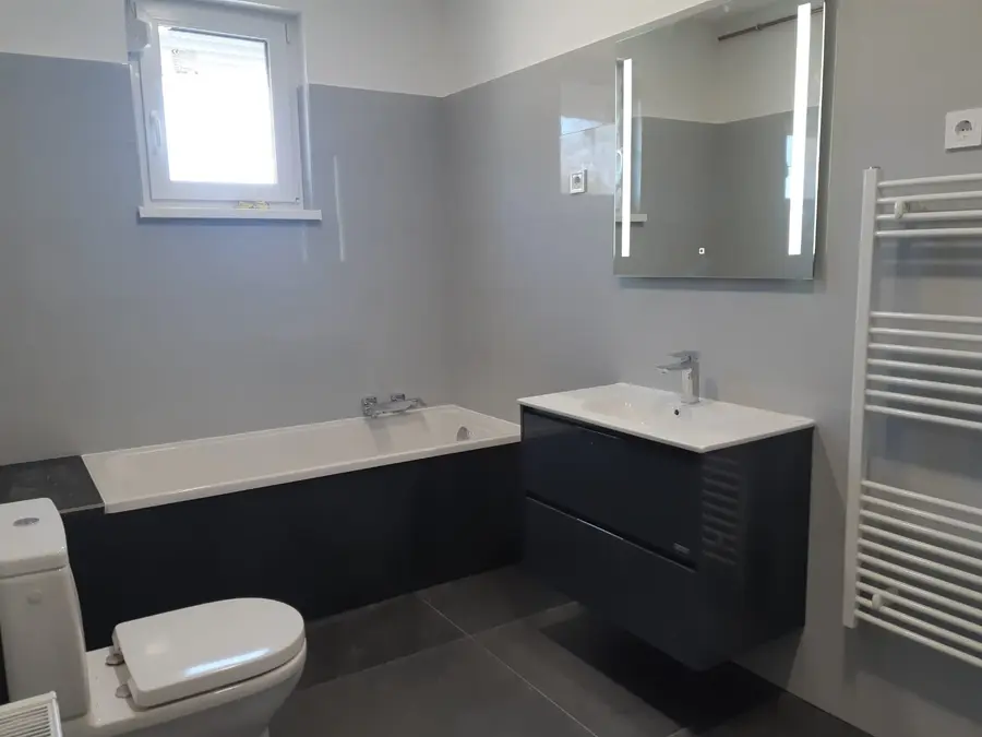 Bad des Musterhauses mit Wanne