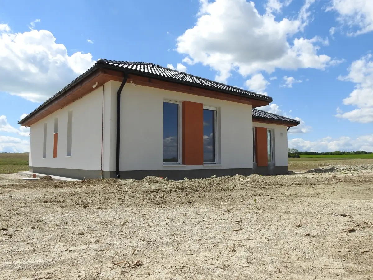 A csajági Levendula mintaház kívülről, fehér vakolattal, terrakotta ablakkeretekkel és antracit cseréptetővel