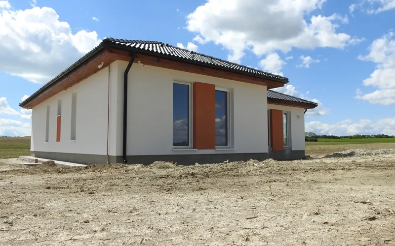 A csajági Levendula mintaház fotója kívülről, fehér homlokzattal és terrakotta ablakkeretekkel